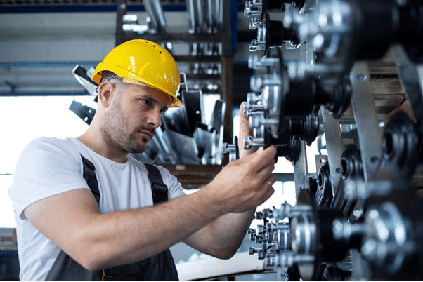 Photo d'un technicien de maintenance industrielle